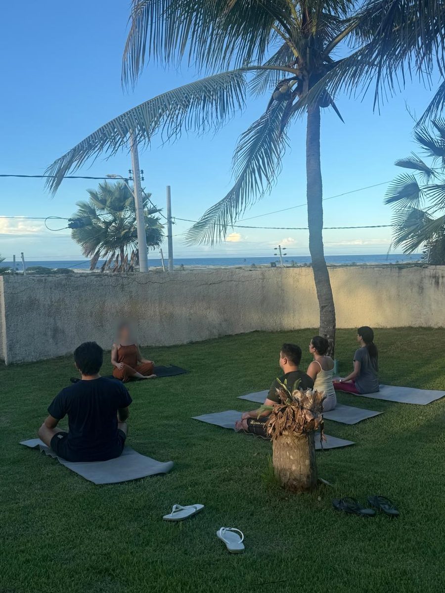 Prática de meditação à beira-mar (oceanfront) em Porto das Dunas